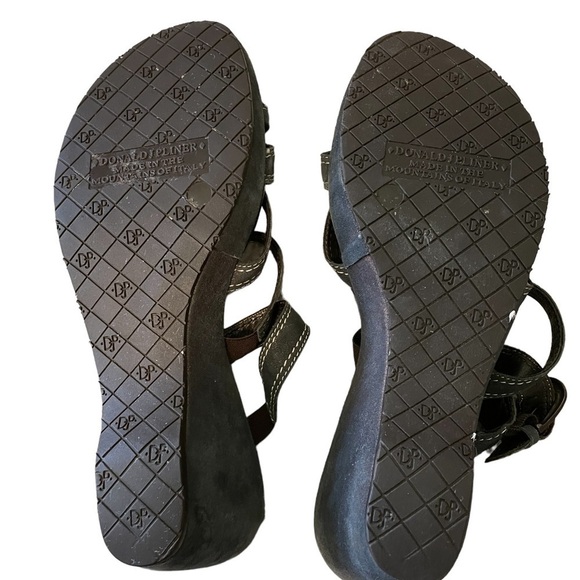 Donald J. Pliner Wedge. Size 7 m - Picture 2 of 7